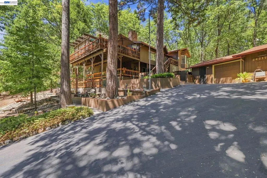 Single Family Residence for sale at 24217 Appaloosa Way, Sonora, CA featuring 3 beds and 2 baths