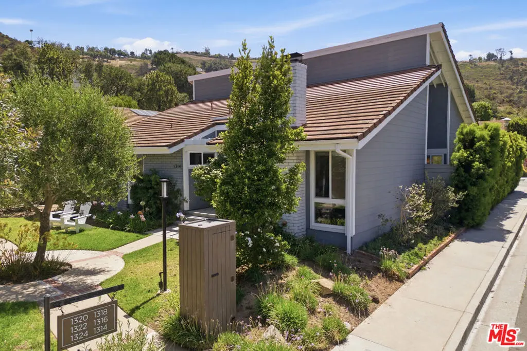 Residential Lease for rent at 1314 Avenida De Cortez, Los Angeles, Los Angeles County, CA featuring 4 beds and 3 baths