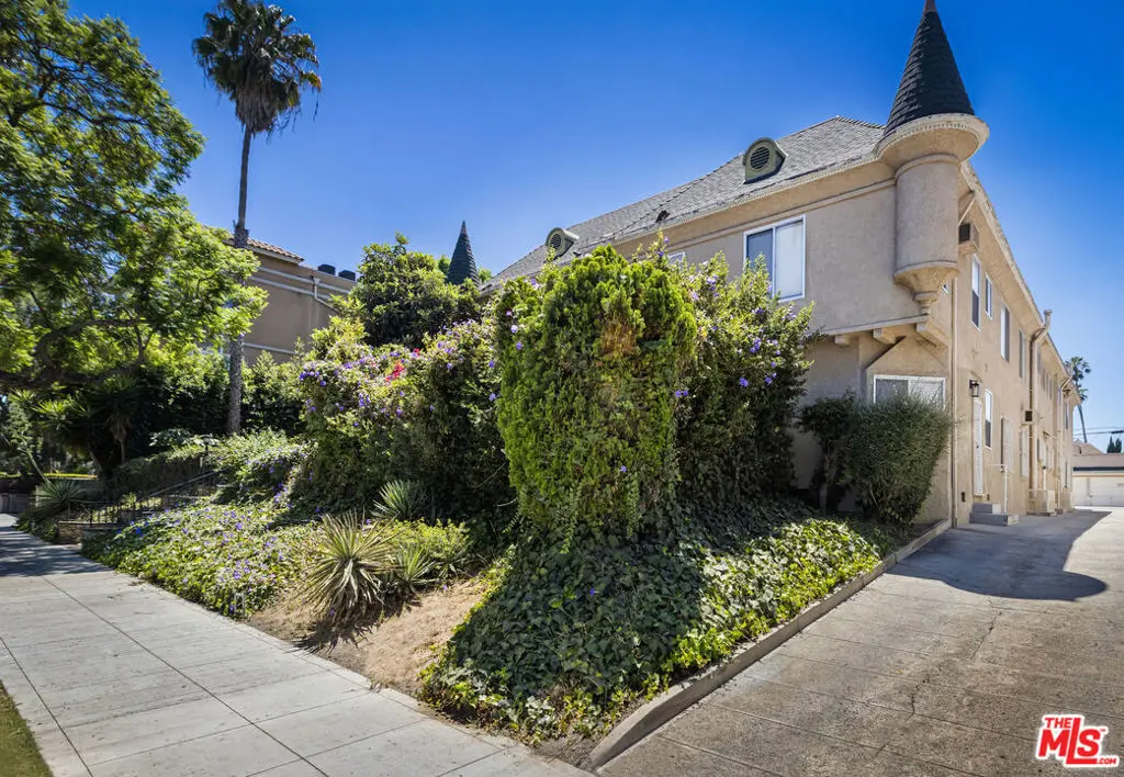 Condominium for sale at 1143 S Westmoreland Avenue 5, Los Angeles, CA featuring 1 bed and 1 bath