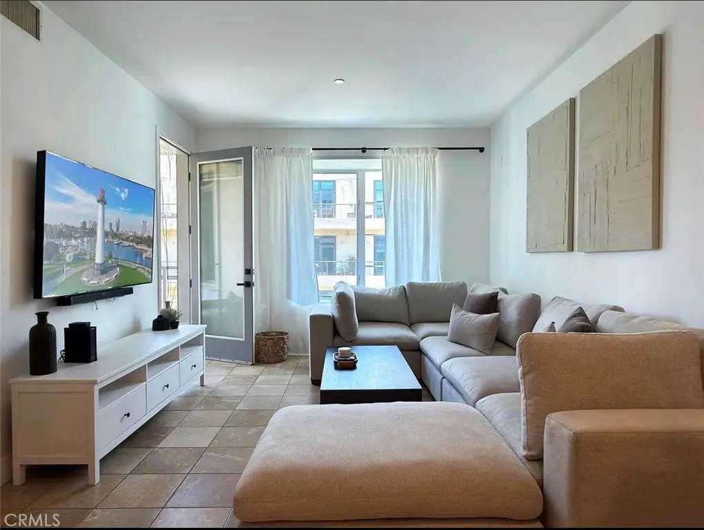 Residential Lease for rent at 150 The Promenade N, Long Beach, Los Angeles County, CA featuring 2 beds and 2 baths