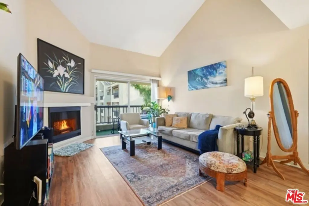 21450 Burbank Boulevard 314, Woodland Hills, CA — listing photo 1