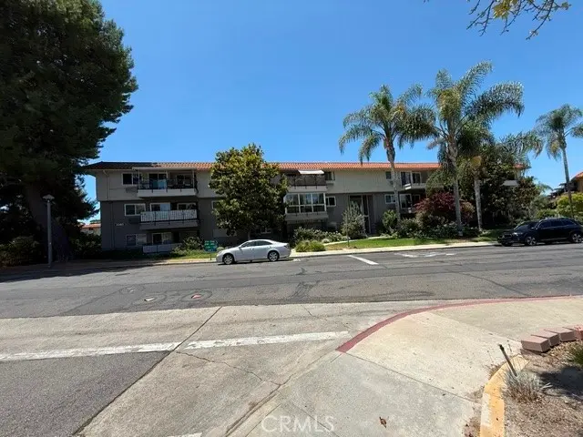 Condominium for sale at 2393 1F Via Mariposa W, Laguna Woods, CA featuring 2 beds and 2 baths