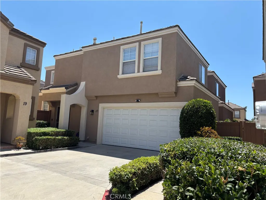 Condominium for sale at 17 Rue Fontaine, Lake Forest, CA featuring 3 beds and 3 baths