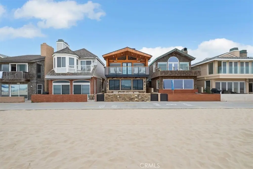 Residential Lease for rent at 2808 W Oceanfront, Newport Beach, Orange County, CA featuring 4 beds and 4 baths