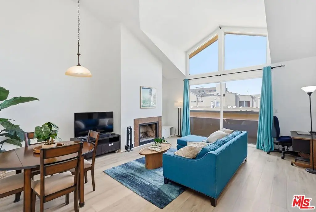 Condominium for sale at 11918 Avon Way 6, Los Angeles, CA featuring 2 beds and 2 baths