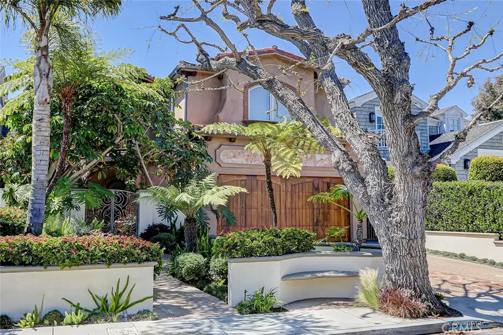 Residential Lease for rent at 3005 N Poinsettia Avenue, Manhattan Beach, Los Angeles County, CA featuring 5 beds and 4 baths