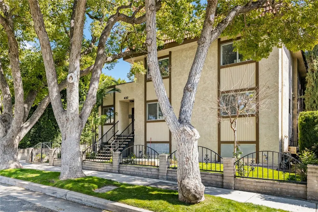 Condominium for sale at 432 S Oak Knoll Avenue 4, Pasadena, CA featuring 2 beds and 3 baths