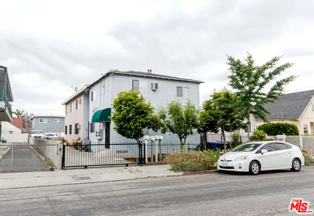 Residential Lease for rent at 1231 S Harvard Boulevard, Los Angeles, Los Angeles County, CA featuring 2 beds and 2 baths