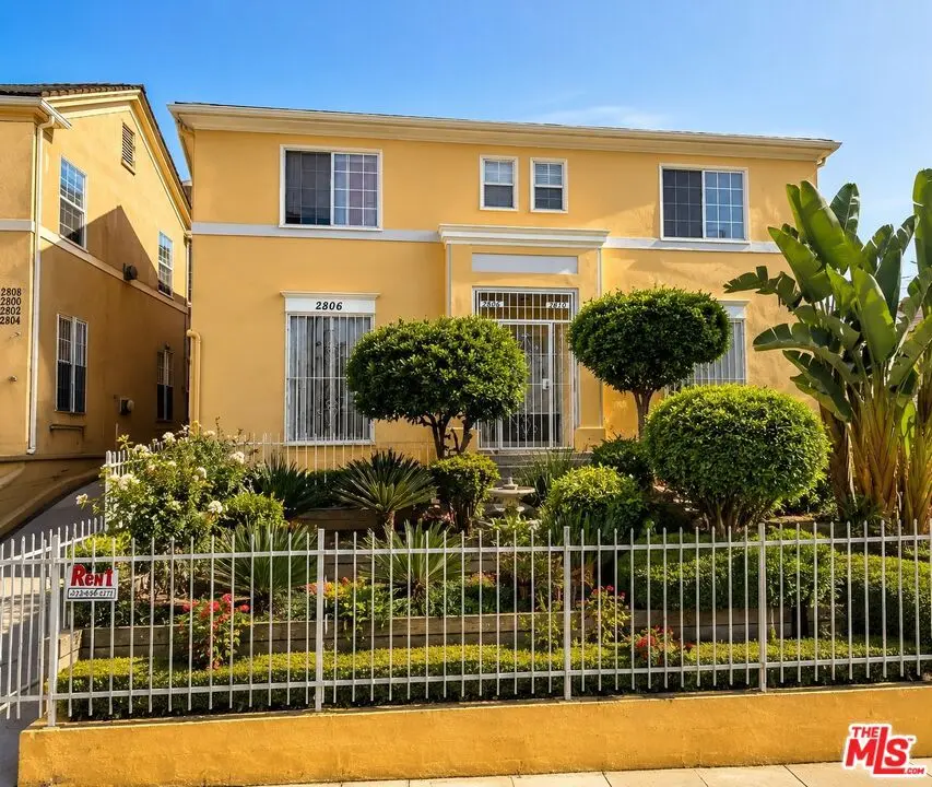 Residential Lease for rent at 2810 Francis Avenue 2810, Los Angeles, Los Angeles County, CA featuring 2 beds and 2 baths