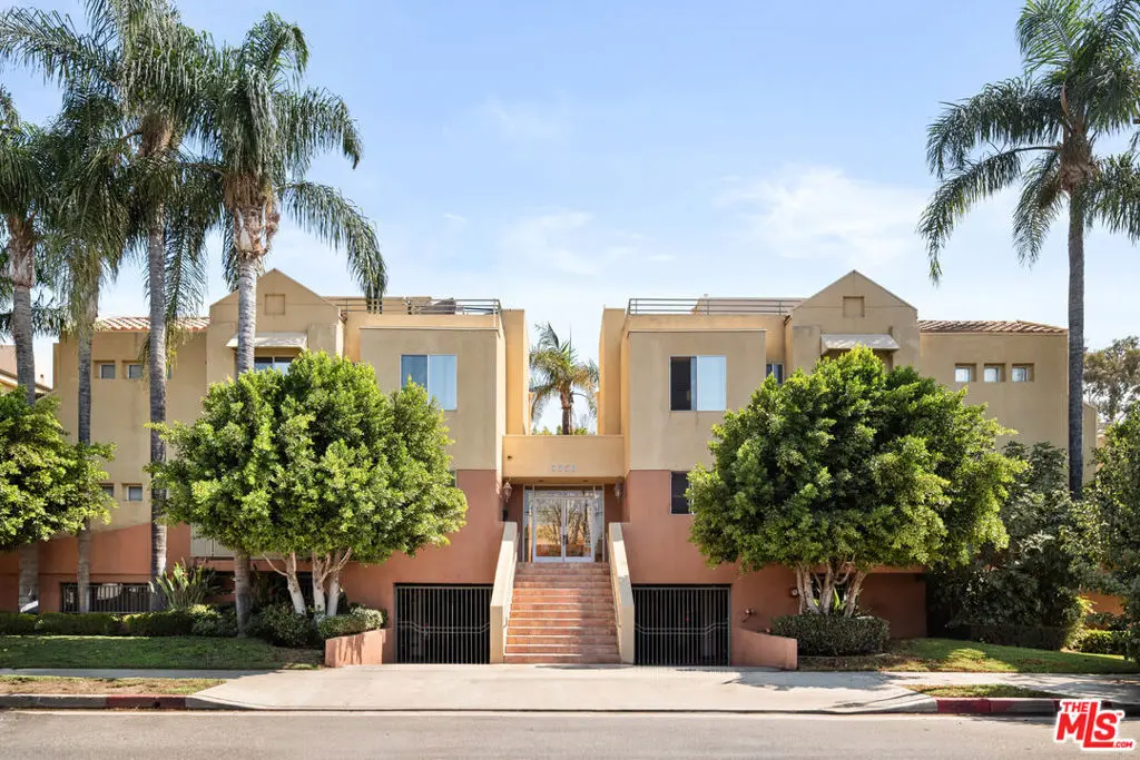 Condominium for sale at 5350 Sepulveda Boulevard 7, Los Angeles, CA featuring 2 beds and 3 baths