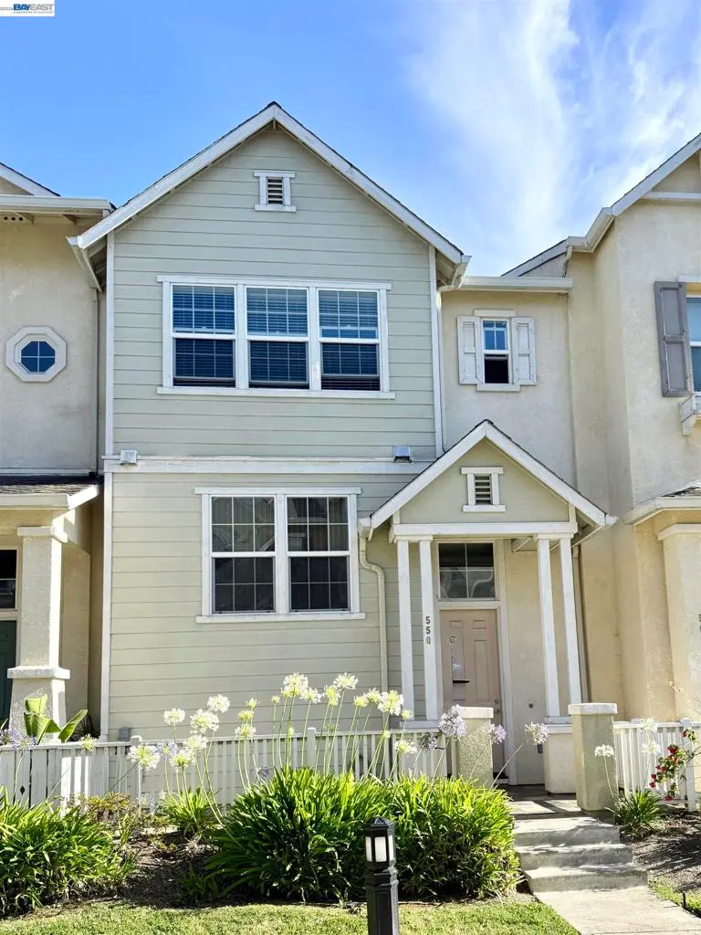 Townhouse for sale at 550 Summer Ln, Richmond, CA featuring 3 beds and 3 baths