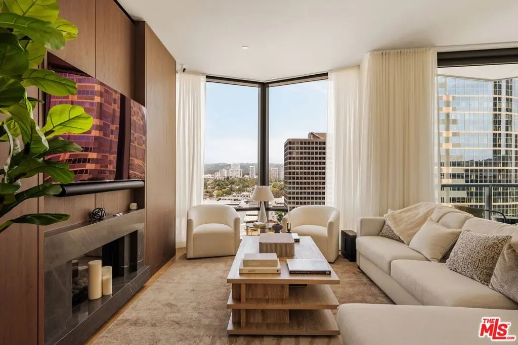 Residential Lease for rent at 211 W Elm Court 13E, Los Angeles, Los Angeles County, CA featuring 2 beds and 3 baths