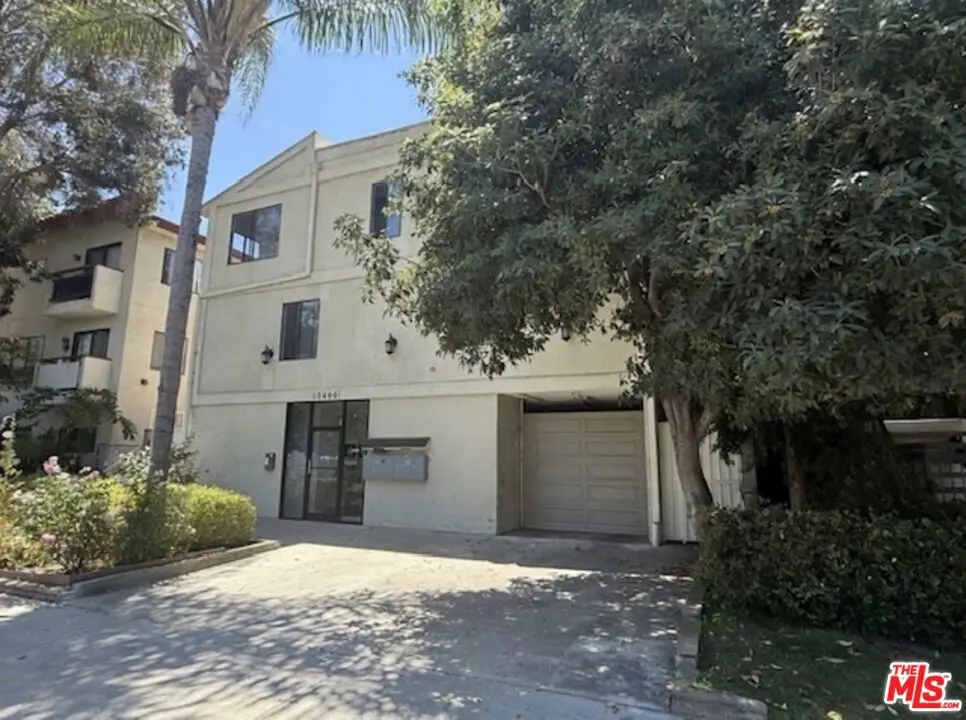 Residential Lease for rent at 13406 Moorpark Street 102, Los Angeles, Los Angeles County, CA featuring 2 beds and 2 baths