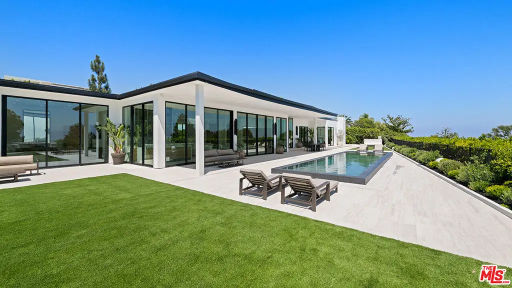 Residential Lease for rent at 365 Trousdale Place, Beverly Hills, Los Angeles County, CA featuring 6 beds and 7 baths