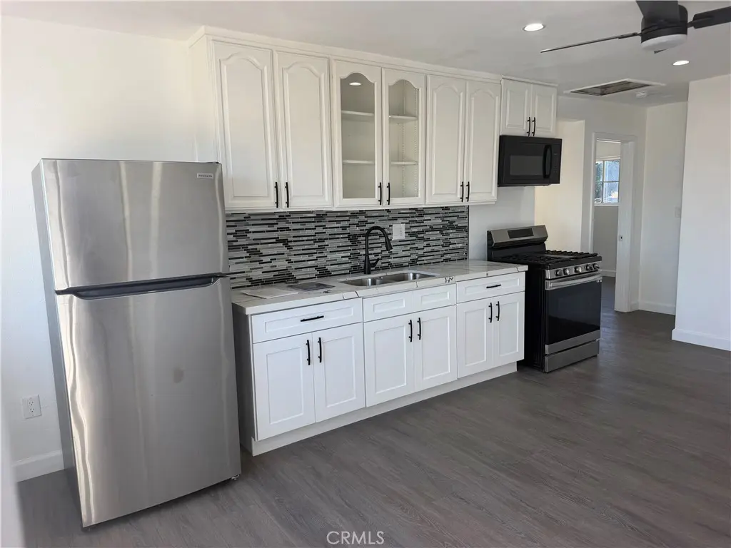 Residential Lease for rent at 1550 1/2 W 59th Place, Los Angeles, Los Angeles County, CA featuring 3 beds and 1 bath