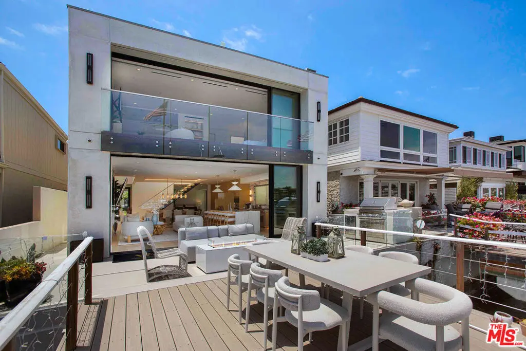 Single Family Residence for rent at 642 Via Lido Nord, Newport Beach, CA featuring 4 beds and 4 baths