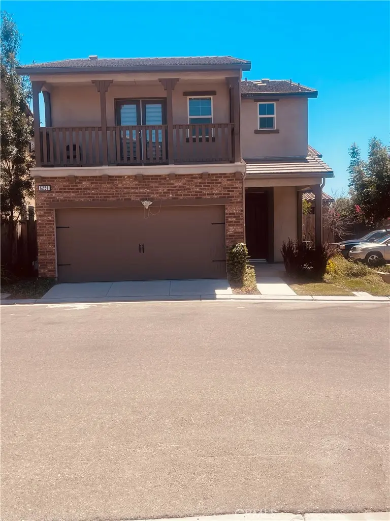 6251 E Overlook, Fresno, CA — listing photo 1