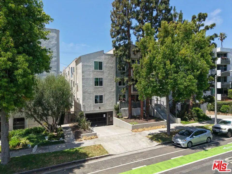 Residential Lease for rent at 311 Montana Avenue 302, Santa Monica, Los Angeles County, CA featuring 1 bed and 1 bath