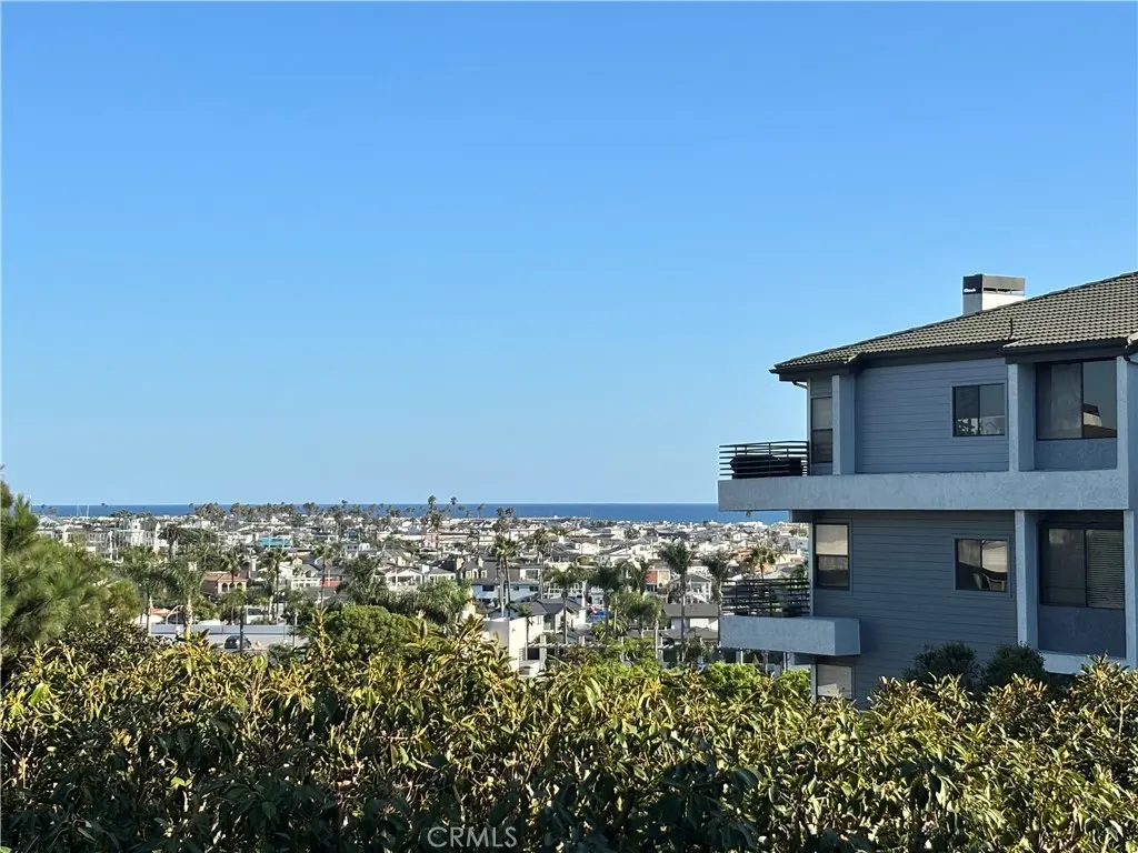 Residential Lease for rent at 260 Cagnney, Newport Beach, Orange County, CA featuring 2 beds and 2 baths