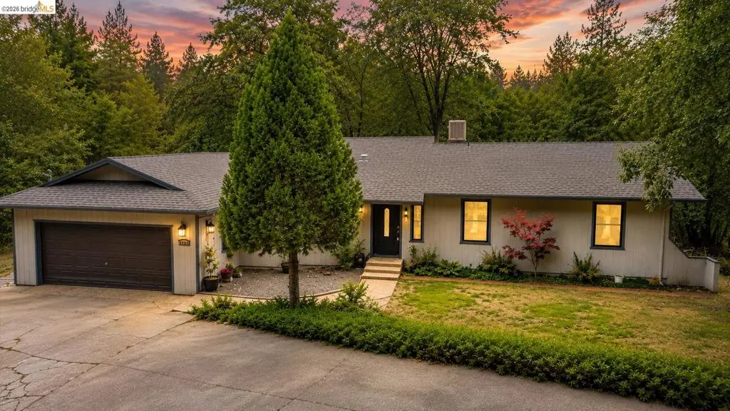 Single Family Residence for sale at 22100 Thunderbolt Dr., Sonora, CA featuring 5 beds and 3 baths