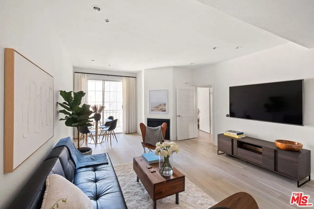 Condominium for sale at 585 N Rossmore Avenue 506, Los Angeles, CA featuring 1 bed and 1 bath