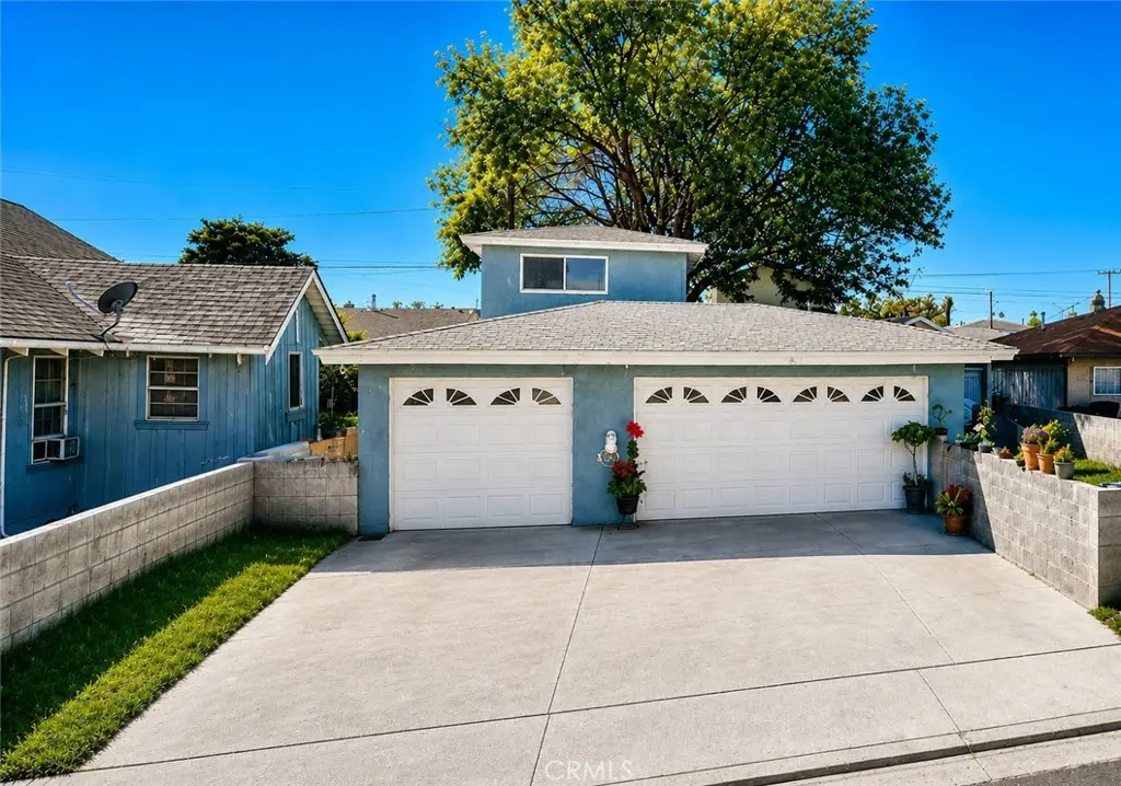 Duplex for sale at 22113 22115 Seine Avenue, Hawaiian Gardens, CA