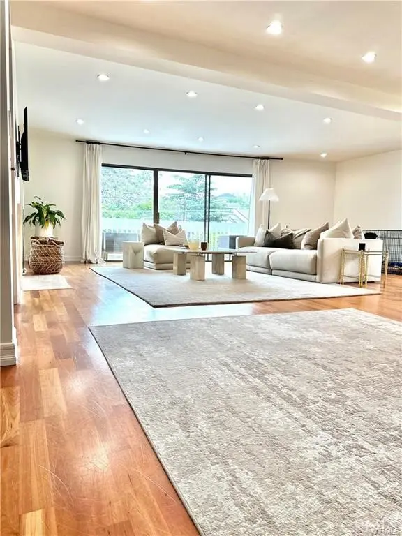 Residential Lease for rent at 1310 Roxbury Drive 302, Los Angeles, Los Angeles County, CA featuring 2 beds and 2 baths
