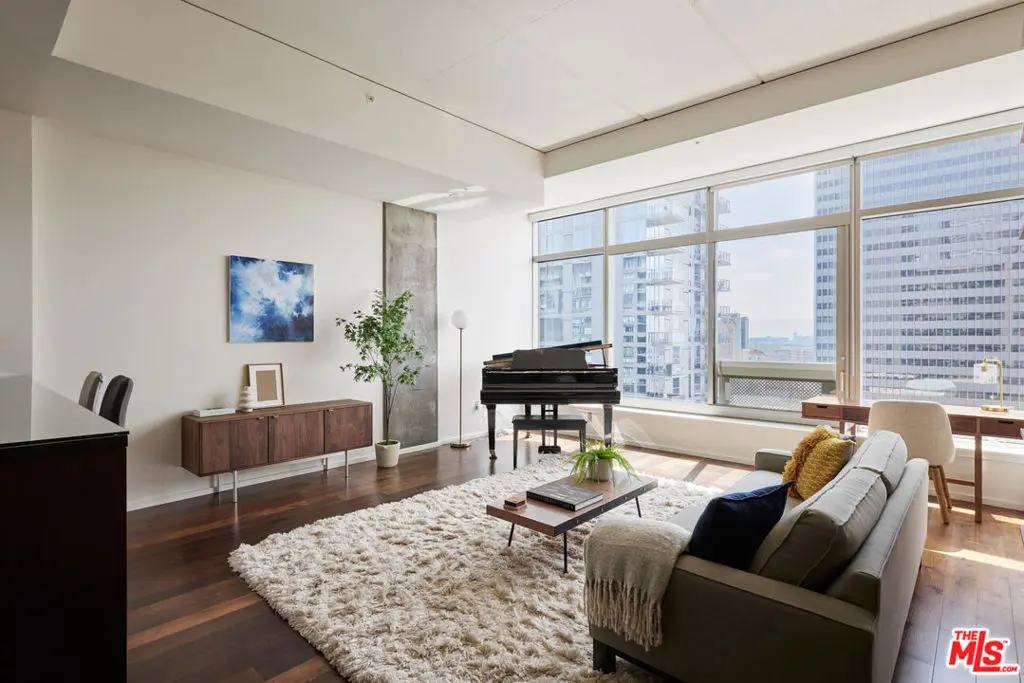 Residential Lease for rent at 1155 S Grand Avenue 1307, Los Angeles, Los Angeles County, CA featuring 1 bed and 1 bath