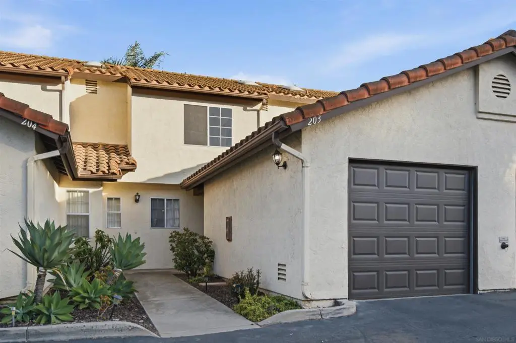 Residential Lease for rent at 5704 Camino Del Cielo 203, Bonsall, San Diego County, CA featuring 2 beds and 3 baths