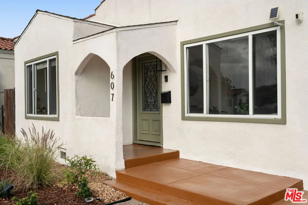 Residential Lease for rent at 607 W 111th Place, Los Angeles, Los Angeles County, CA featuring 2 beds and 1 bath