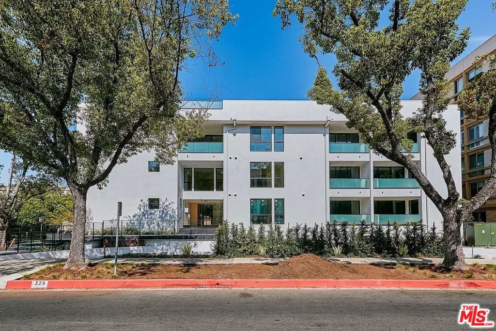 Residential Lease for rent at 328 N Maple Drive 103, Beverly Hills, Los Angeles County, CA featuring 2 beds and 2 baths