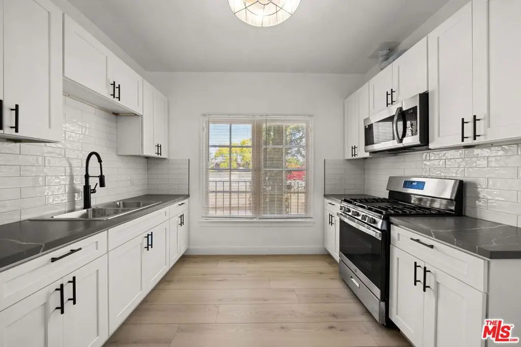 Residential Lease for rent at 1245 S Orange Street 201, Glendale, Los Angeles County, CA featuring 1 bed and 1 bath