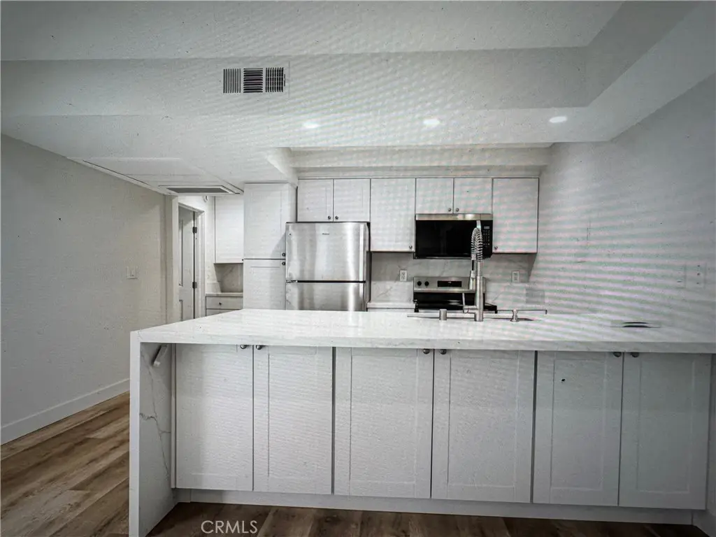 750 N Kings 105, West Hollywood, CA — listing photo 1