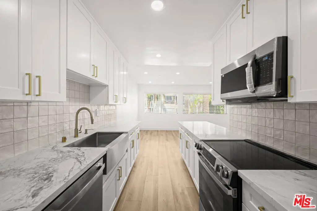 Residential Lease for rent at 136 S Palm Drive 201, Beverly Hills, Los Angeles County, CA featuring 2 beds and 2 baths