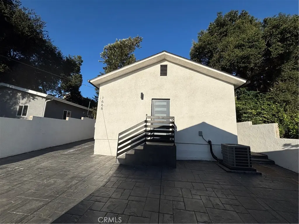 Single Family Residence for rent at 1668 Glen Avenue, Pasadena, CA featuring 3 beds and 1 bath