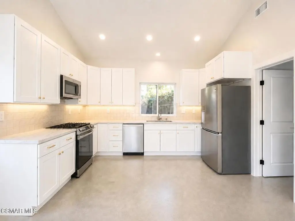 Single Family Residence for rent at 1141 Calle Tulipan 2, Thousand Oaks, CA featuring 2 beds and 2 baths