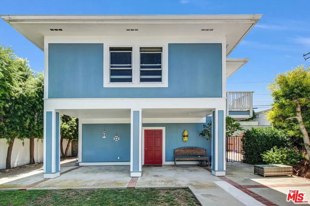 Residential Lease for rent at 1328 10th Street 1/2, Santa Monica, Los Angeles County, CA featuring 3 beds and 2 baths