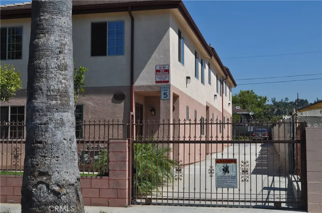Townhouse for rent at 5425 Buchanan, Los Angeles, CA featuring 3 beds and 3 baths