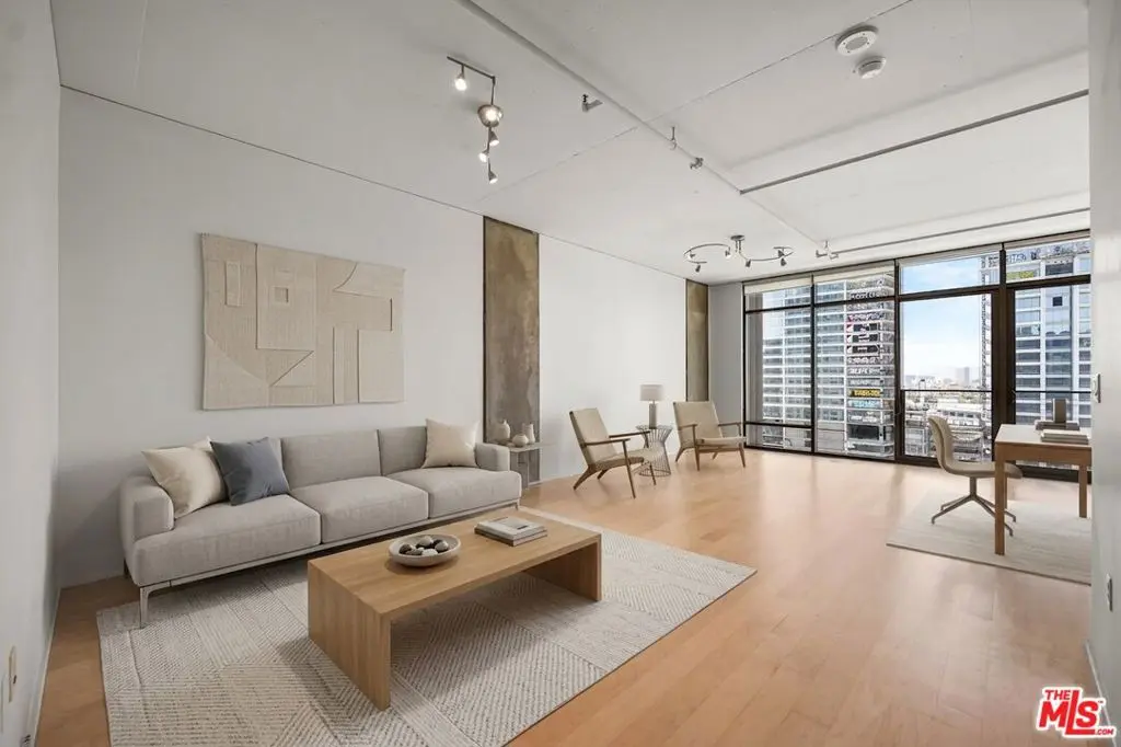 Residential Lease for rent at 1100 S Hope Street 1410, Los Angeles, Los Angeles County, CA featuring 1 bed and 1 bath