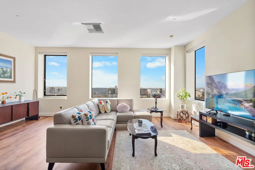 Condominium for sale at 3810 Wilshire Boulevard 712, Los Angeles, CA featuring 2 beds and 2 baths