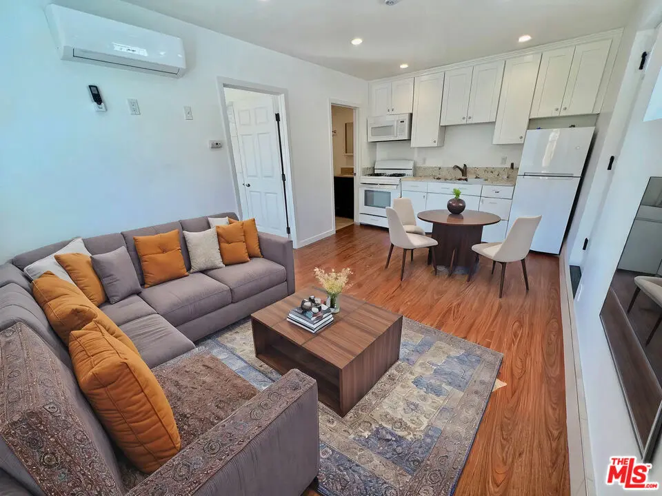 Residential Lease for rent at 3901 S Orange Drive, Los Angeles, Los Angeles County, CA featuring 1 bed and 1 bath