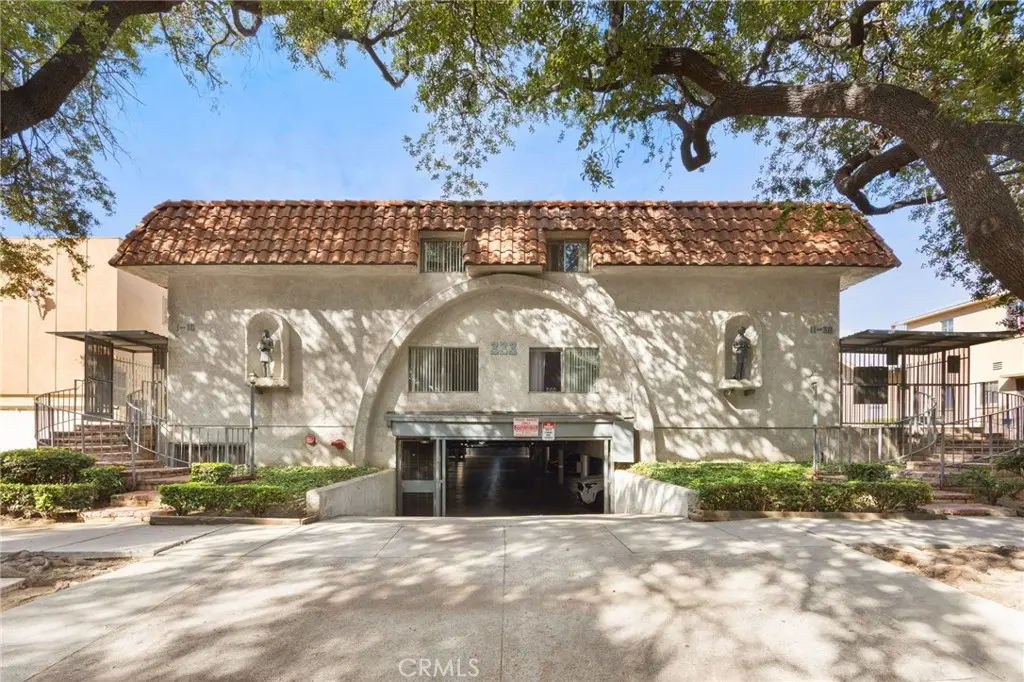 Residential Lease for rent at 333 Riverdale Drive 15, Glendale, Los Angeles County, CA featuring 2 beds and 2 baths