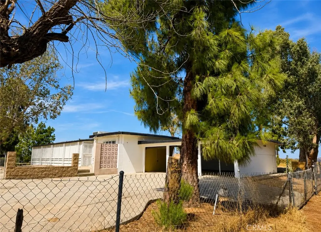 Residential Lease for rent at 17301 Palm, Riverside, Riverside County, CA featuring 3 beds and 2 baths