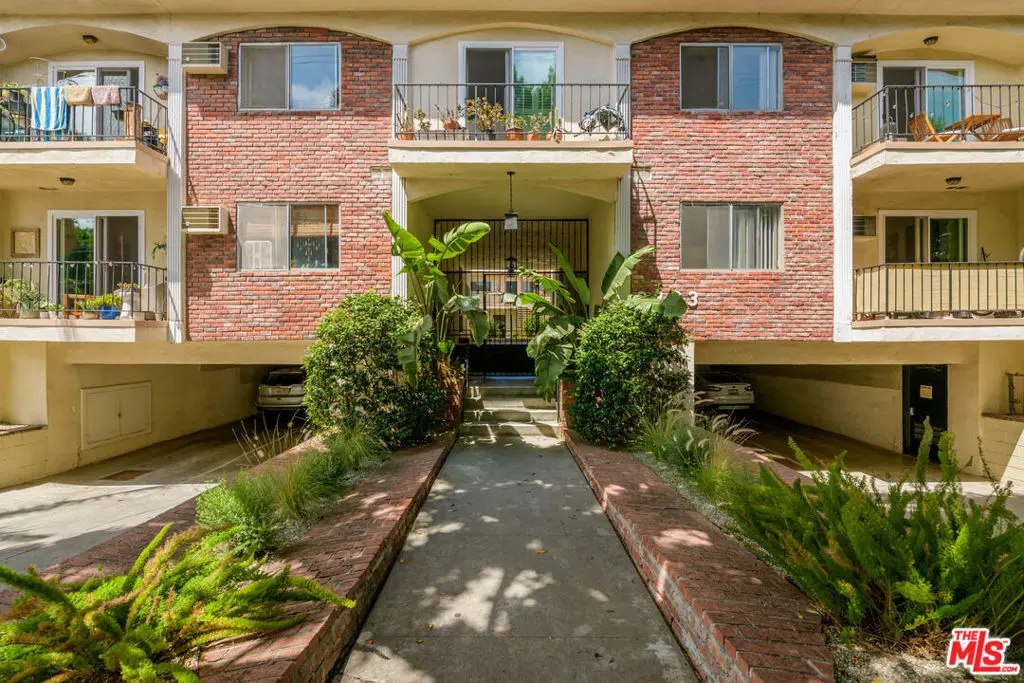 Residential Lease for rent at 2803 Arizona Avenue 8, Santa Monica, Los Angeles County, CA featuring 2 beds and 2 baths