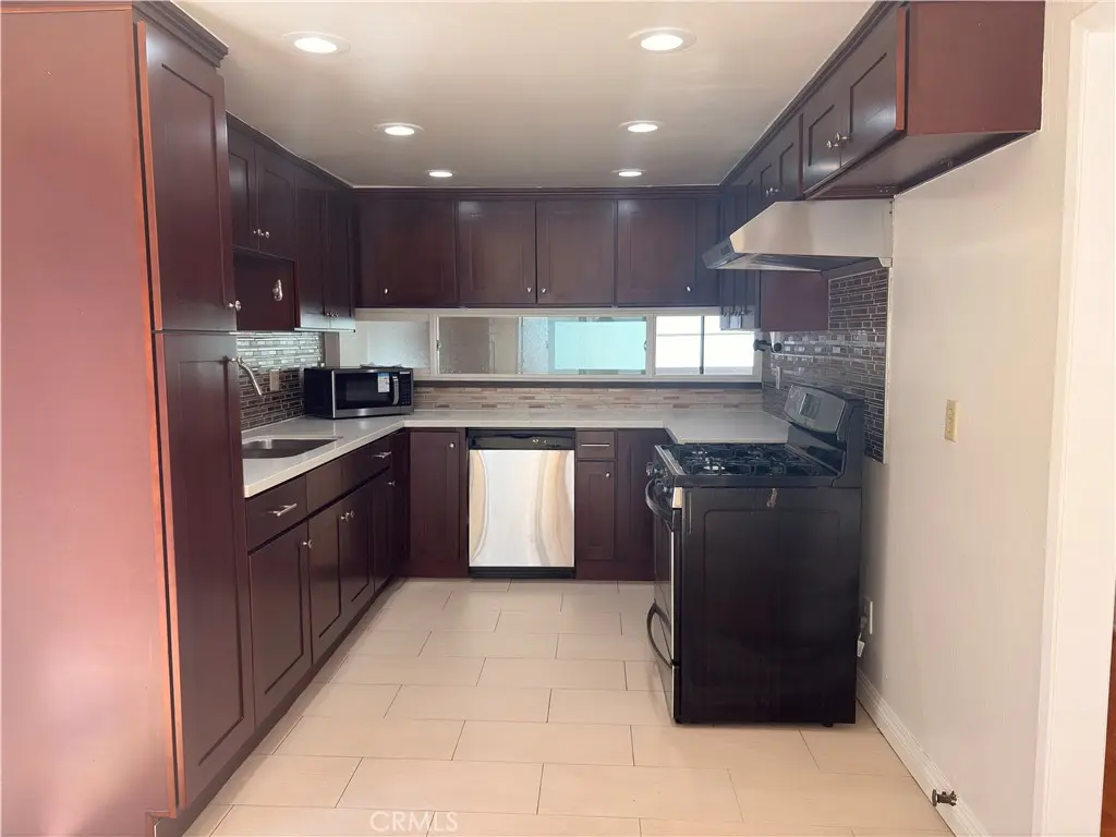 Residential Lease for rent at 2519 Kansas 110, Santa Monica, Los Angeles County, CA featuring 2 beds and 3 baths