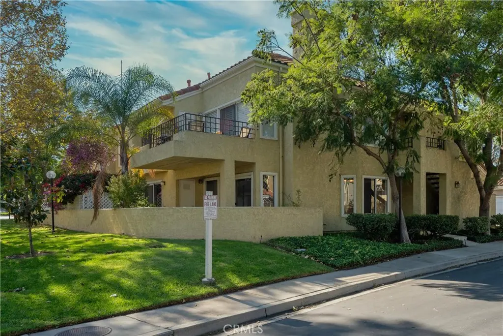 Residential Lease for rent at 5992 Paseo Encantada, Camarillo, Ventura County, CA featuring 2 beds and 2 baths