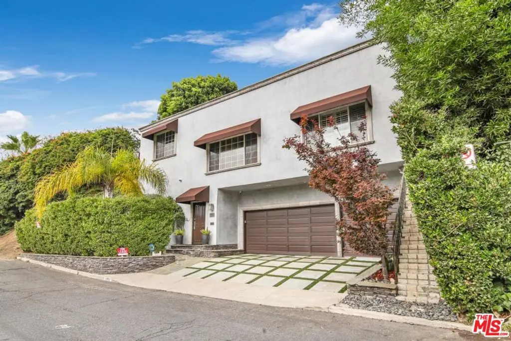 Residential Lease for rent at 3200 Primera Avenue, Los Angeles, Los Angeles County, CA featuring 2 beds and 2 baths