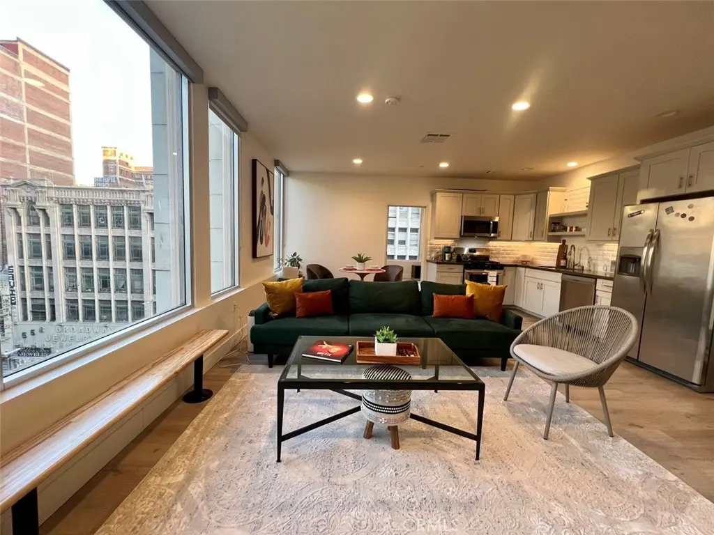 Residential Lease for rent at 314 6th 405, Los Angeles, Los Angeles County, CA featuring 1 bed and 2 baths