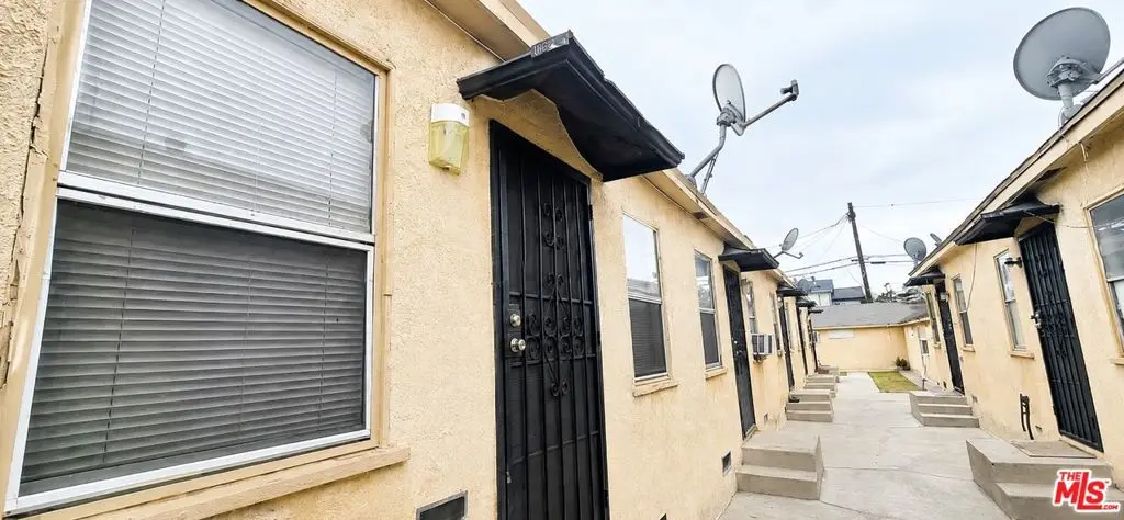 Residential Lease for rent at 10620 S Figueroa Street 1/4, Los Angeles, Los Angeles County, CA and 1 bath