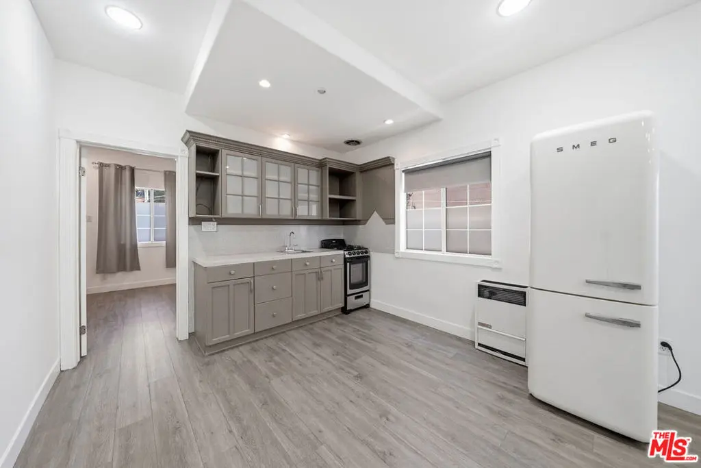 Residential Lease for rent at 5760 Melrose Avenue, Los Angeles, Los Angeles County, CA featuring 1 bed and 1 bath